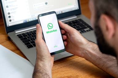 واتساب يطلق ميزة ترجمة الرسائل للمستخدمين