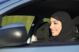 تمكين المرأة في عالم السيارات الفاخرة