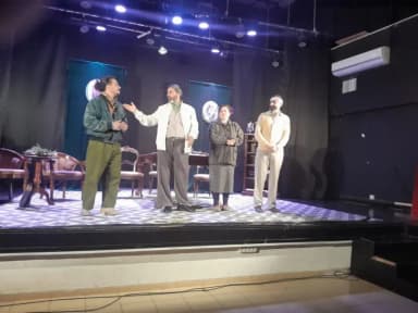 مسرحية "فطور عند الرئيس" تضيء خشبة المسرح في إكسال وتثير إعجاب الحضور