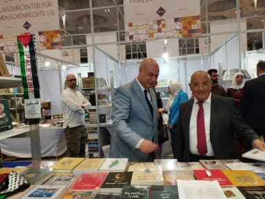 وزير الثقافة الفلسطيني يزور جناح مكتبة "كل شيء الحيفاوية" في معرض الدوحة الدولي للكتاب