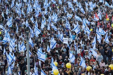 آلاف الإسرائيليين يتظاهرون للمطالبة بصفقة تبادل وإنهاء الحرب على غزة