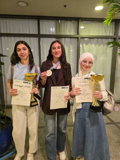 "تفوّق ثلاثيّ لطالبات مدرسة الحكمة الإعدادية كفر مندا في مسابقة الخطابة على مستوى الدولة"