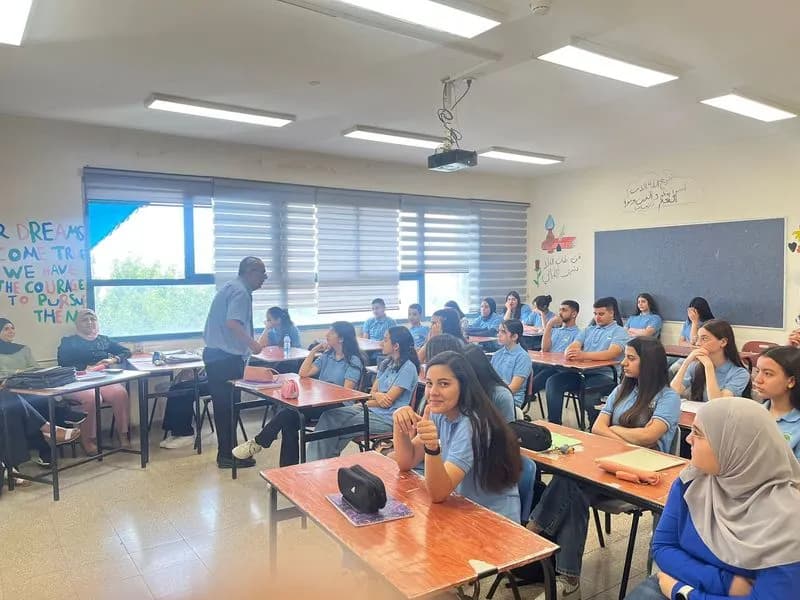 المدرسة الإعدادية في دبورية تستضيف الكاتب والأديب د. رافع يحيى