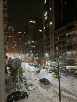 عواصف وأمطار غزيرة تضرب مدينة الإسكندرية وتُربك الحركة في الشوارع