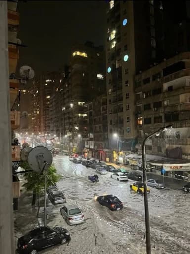 عواصف وأمطار غزيرة تضرب مدينة الإسكندرية وتُربك الحركة في الشوارع
