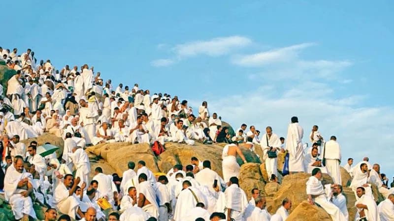 لبيك اللهم لبيك، لبيك لا شريك لك لبيك، إنّ الحمد والنعمة لك والملك، لا شريك لك.